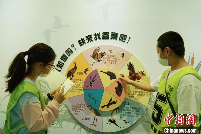 圖為小朋友在青海西寧湟水國(guó)家濕地公園科普館內(nèi)參觀學(xué)習(xí)?！●R銘言 攝