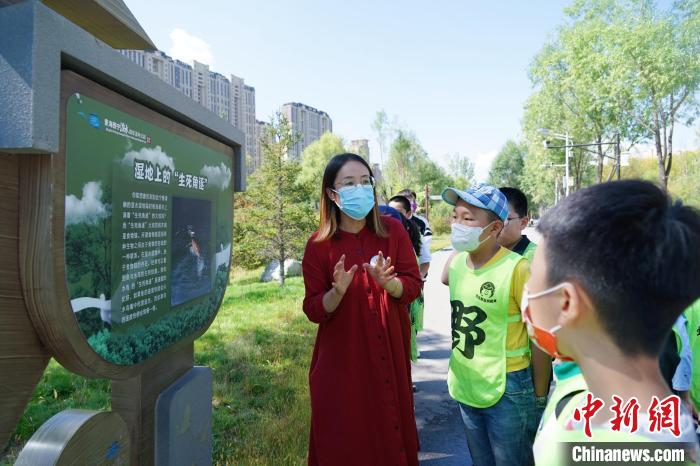 圖為小朋友在青海西寧湟水國(guó)家濕地公園內(nèi)學(xué)習(xí)濕地知識(shí)?！●R銘言 攝