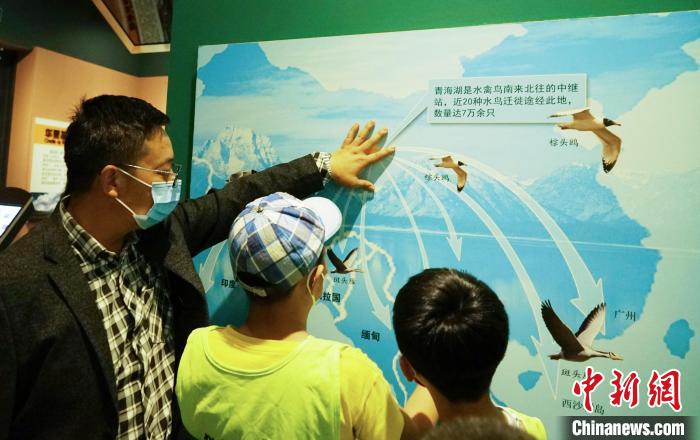 圖為小朋友在青海西寧湟水國(guó)家濕地公園科普館內(nèi)參觀學(xué)習(xí)?！●R銘言 攝