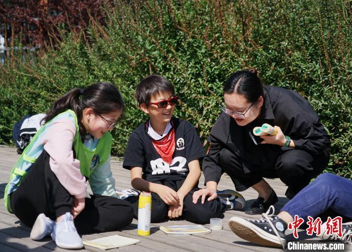 圖為小朋友在青海西寧湟水國(guó)家濕地公園內(nèi)認(rèn)識(shí)植物并進(jìn)行繪畫?！●R銘言 攝
