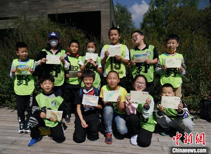 圖為小朋友展示學(xué)習(xí)成果?！●R銘言 攝