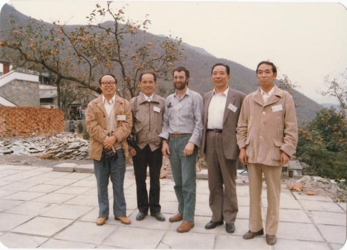 1987年早期脊椎動物國際研討會在中國舉行，劉玉海先生(右一)與中外同行專家合影?！avin Young(澳大利亞) 供圖