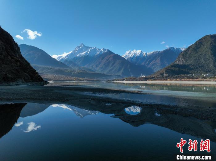 西藏林芝雅魯藏布江和遠(yuǎn)處的雪山?！《拘?攝