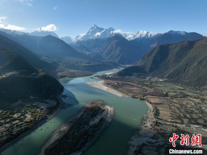 西藏林芝雅魯藏布大峽谷的雪山風(fēng)光?！《拘?攝