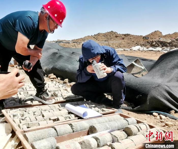 圖為地質(zhì)專家觀察含鹽地層。(資料圖) 柴綜院 供圖