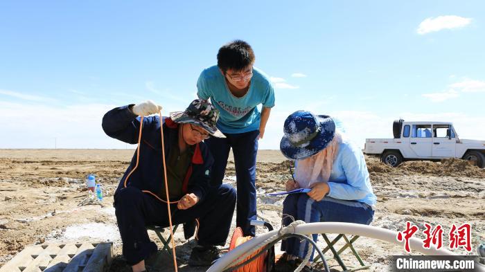 圖為專家測(cè)量鹽湖鹵水水位。(資料圖) 柴綜院 供圖