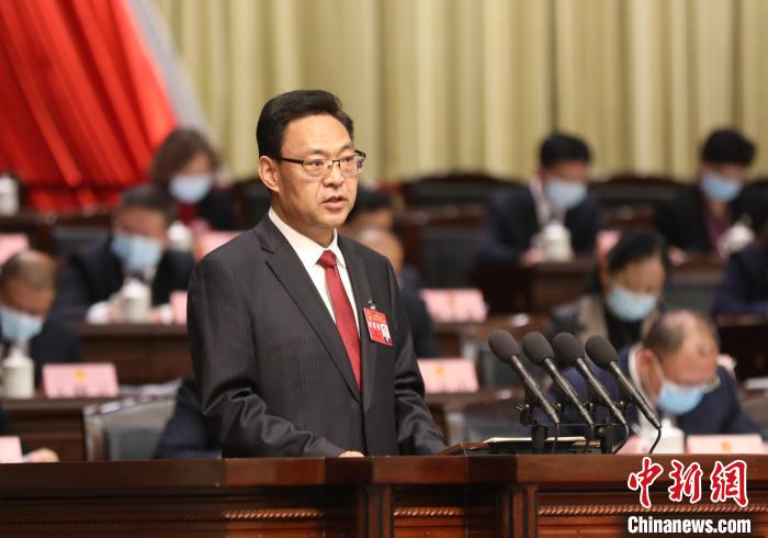 圖為青海省西寧市人民政府代市長(zhǎng)石建平作政府工作報(bào)告?！∑钤鲚?攝