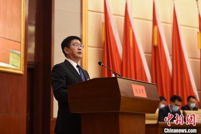 圖為青海省果洛州人民政府州長葉萬彬作政府工作報告?！　《嘟馨盒?攝