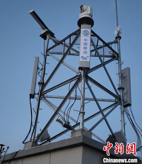 資料圖為建在龍羊峽湖區(qū)內(nèi)的5G基站。　青海移動海南分公司供圖