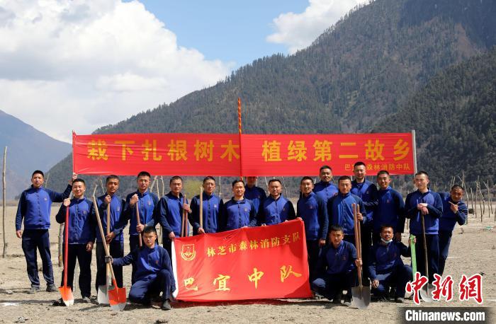 林芝市巴宜區(qū)森林消防中隊(duì)志愿服務(wù)隊(duì)合影留念?！∥骼@拉翁 攝