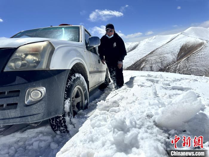 圖為生態(tài)管護(hù)人員準(zhǔn)備在雪地推車(chē)?！《“瓦_(dá)杰 攝