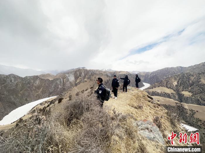 圖為曲麻萊縣崗當(dāng)村的生態(tài)管護(hù)人員開(kāi)展巡護(hù)?！《“瓦_(dá)杰 攝
