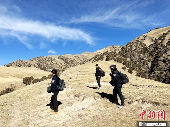 圖為生態(tài)管護(hù)人員開(kāi)展巡護(hù)?！《“瓦_(dá)杰 攝