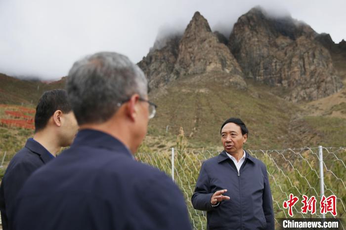 圖為西藏自治區(qū)人大常委會(huì)副主任、拉薩南北山綠化指揮部副總指揮江白(右)。　貢確 攝
