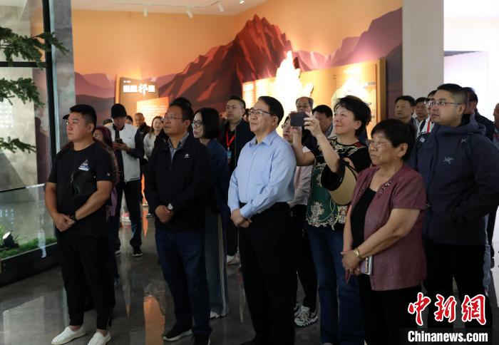 圖為臺商參訪祁連山國家公園生態(tài)科普館?！⊙Φ?攝