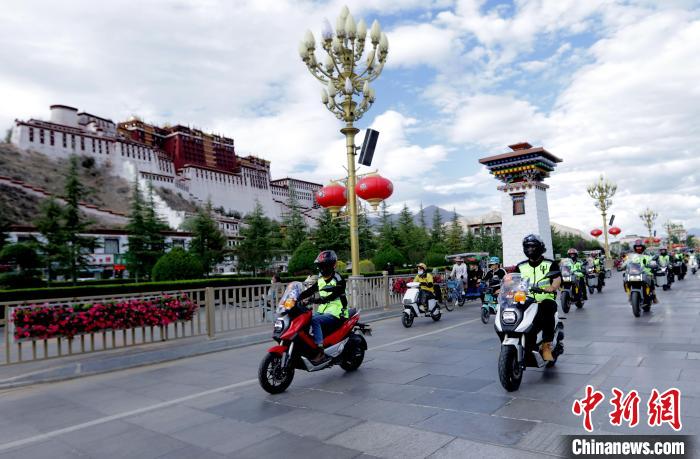 圖為2023年極地G219集結(jié)賽暨金卡納場地賽選手途經(jīng)拉薩布達(dá)拉宮?！∮文恋厍蚬﹫D