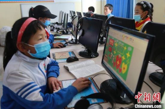 圖為鄉(xiāng)村學(xué)校少年宮的孩子們正在上電腦課?！〔抛尡尽z