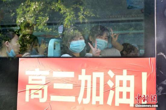 資料圖：2020年7月，廣西南寧沛鴻民族中學內(nèi)，高三學生乘坐高考專車前往考點。 中新社記者 俞靖 攝