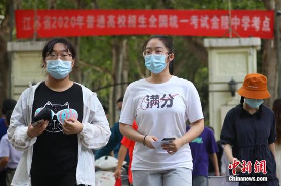 資料圖：2020年7月6日，江蘇南京一處考點，高考考生看完考場后走出考點。 中新社記者 泱波 攝
