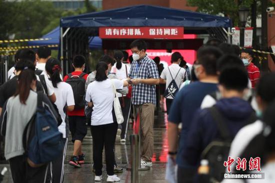 資料圖：2020年7月，上?？忌饺敫呖伎紙觥埡鄠?攝