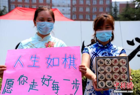 資料圖：2020年7月河南鄭州一高考考點，考生家長送考 中新社記者 王中舉 攝