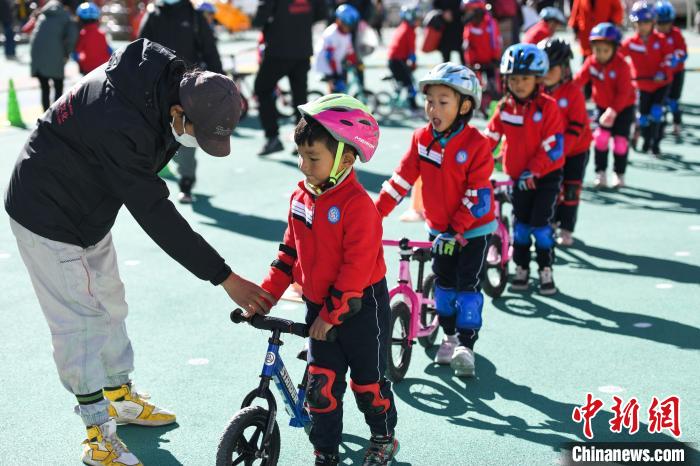 圖為拉薩市實驗幼兒園孩子們在教練的指導(dǎo)下練習(xí)滑步車?！『闻罾?攝