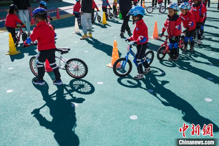 圖為拉薩市實驗幼兒園孩子們正在練習(xí)滑步車。　何蓬磊 攝