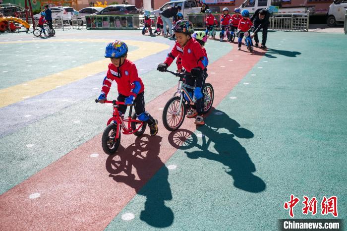 圖為拉薩市實驗幼兒園孩子們正在練習(xí)滑步車?！『闻罾?攝