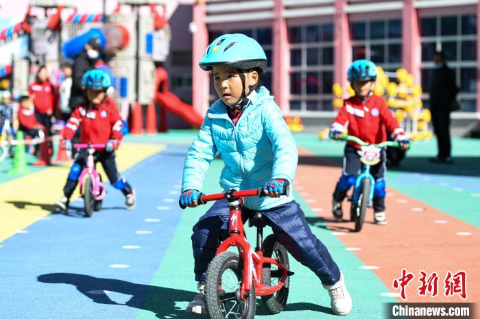 圖為拉薩市實驗幼兒園孩子們正在練習(xí)滑步車?！『闻罾?攝