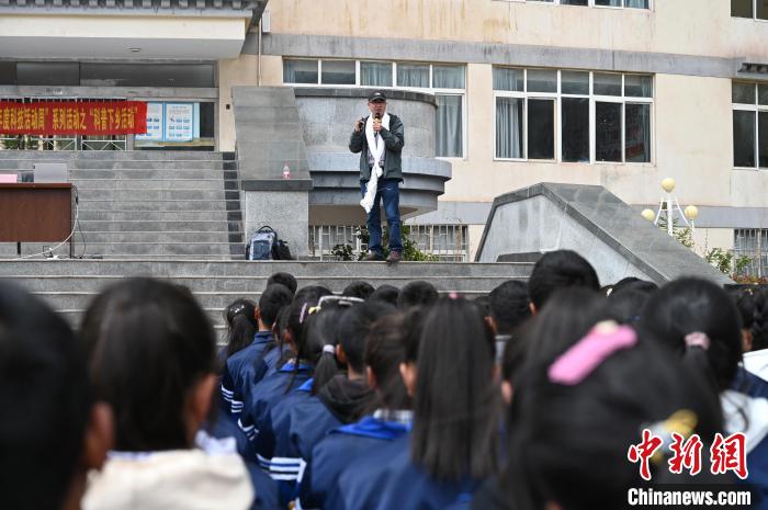 圖為西藏大學(xué)教授寧長春為中學(xué)生授課。　趙朗 攝