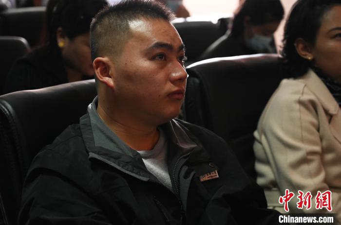 圖為企業(yè)工作人員參加講座?！≮w朗 攝