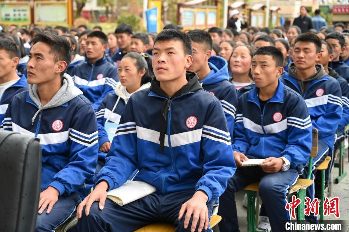 圖為昌都市第五高級中學(xué)學(xué)生參加授課。　趙朗 攝