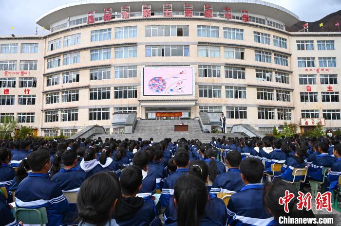 圖為昌都市第五高級中學(xué)全體學(xué)生參加授課。　趙朗 攝