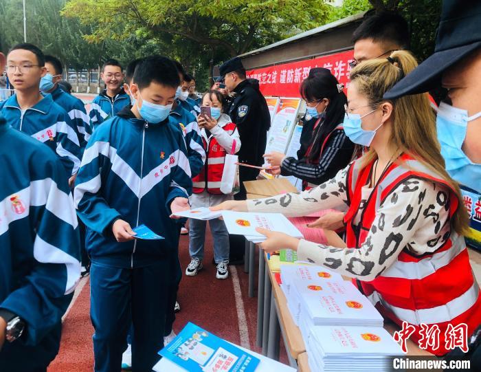 圖為西寧市法制宣傳進(jìn)校園?！∥鲗幨谐俏鲄^(qū)供圖