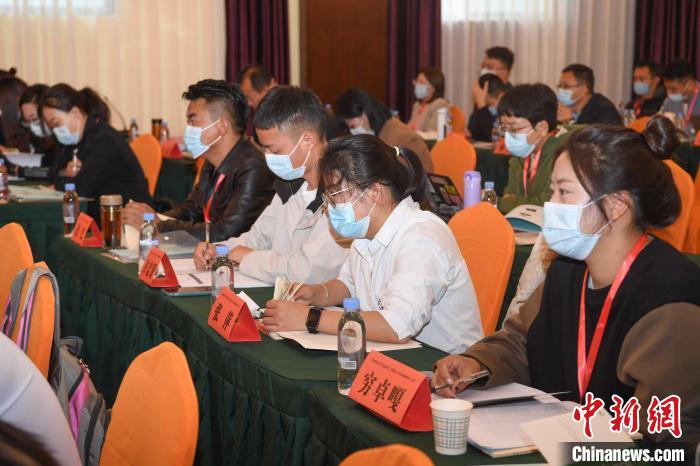 圖為第十五期全國(guó)預(yù)防青少年違法犯罪工作理論與務(wù)實(shí)高級(jí)研修班學(xué)員正在上課?！∝暩聛?lái)松 攝