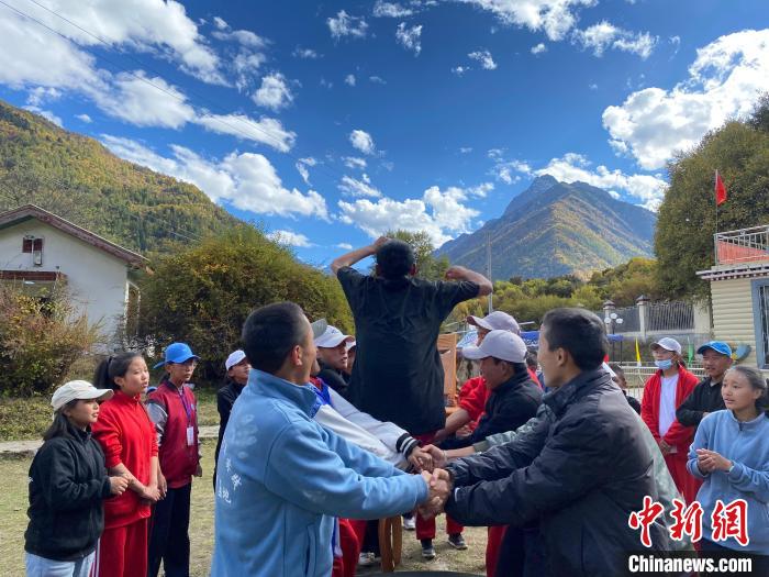 圖為學(xué)生們?cè)谖鞑匕退纱肭嗌倌昊顒?dòng)營(yíng)地開展趣味活動(dòng)?！∥鞑厍嗌倌陮?shí)踐教育基地供圖