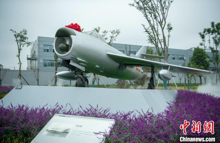 園林式戰(zhàn)斗機博物館內(nèi)展示的“殲5甲”飛機?！⒅铱?攝