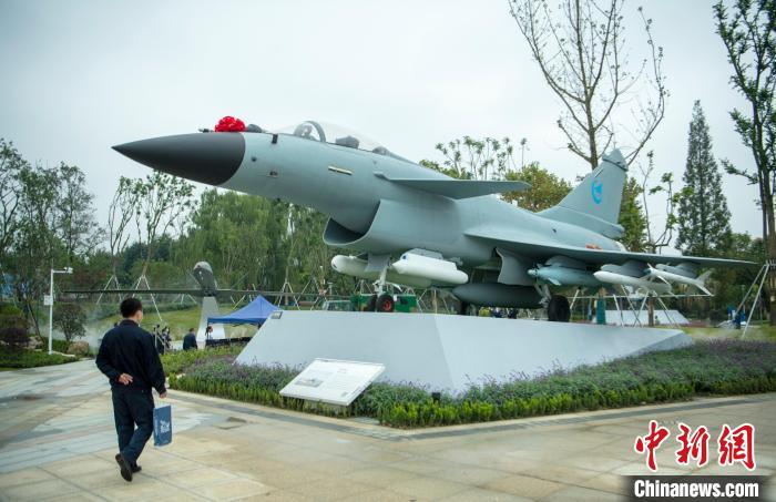 園林式戰(zhàn)斗機博物館內展示的“殲10C”飛機?！⒅铱?攝