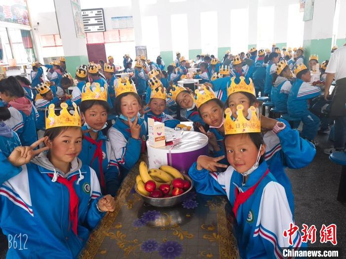 圖為加查縣安繞鎮(zhèn)小學(xué)學(xué)生集體過六一兒童節(jié)。　安繞鎮(zhèn)小學(xué)供圖