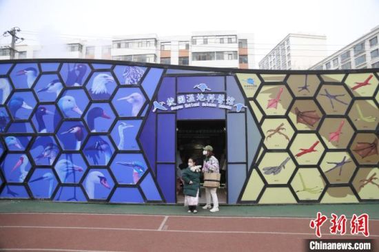 圖為西寧市第一中學(xué)濕地科普宣教館?！±罱瓕?攝
