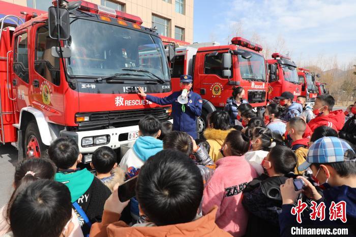 圖為消防員向小朋友們講解消防車?！铨埥?攝