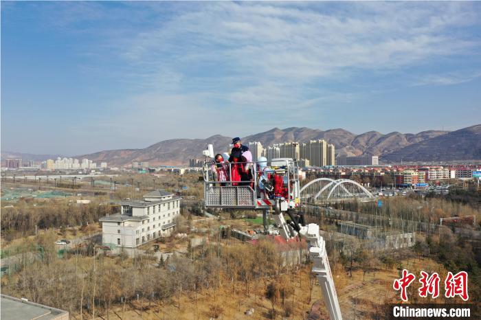 圖為小朋友在消防員的陪同下，體驗78米登高平臺消防車?！铨埥?攝