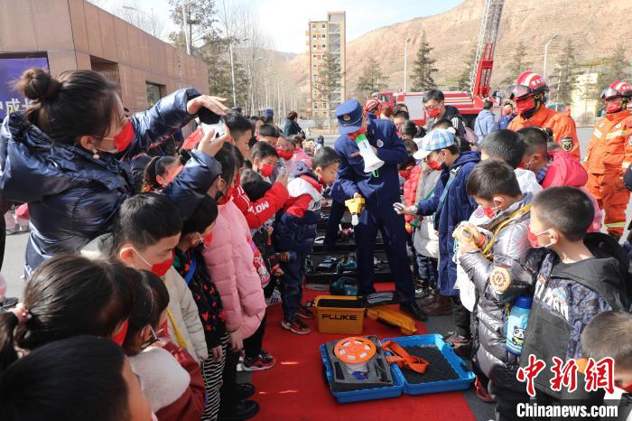 圖為小朋友們聽消防員講解消防器材?！铨埥?攝
