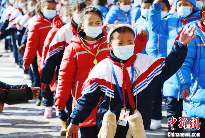 圖為學(xué)生跳起歡快的藏族舞蹈迎接新學(xué)期?！●R銘言 攝