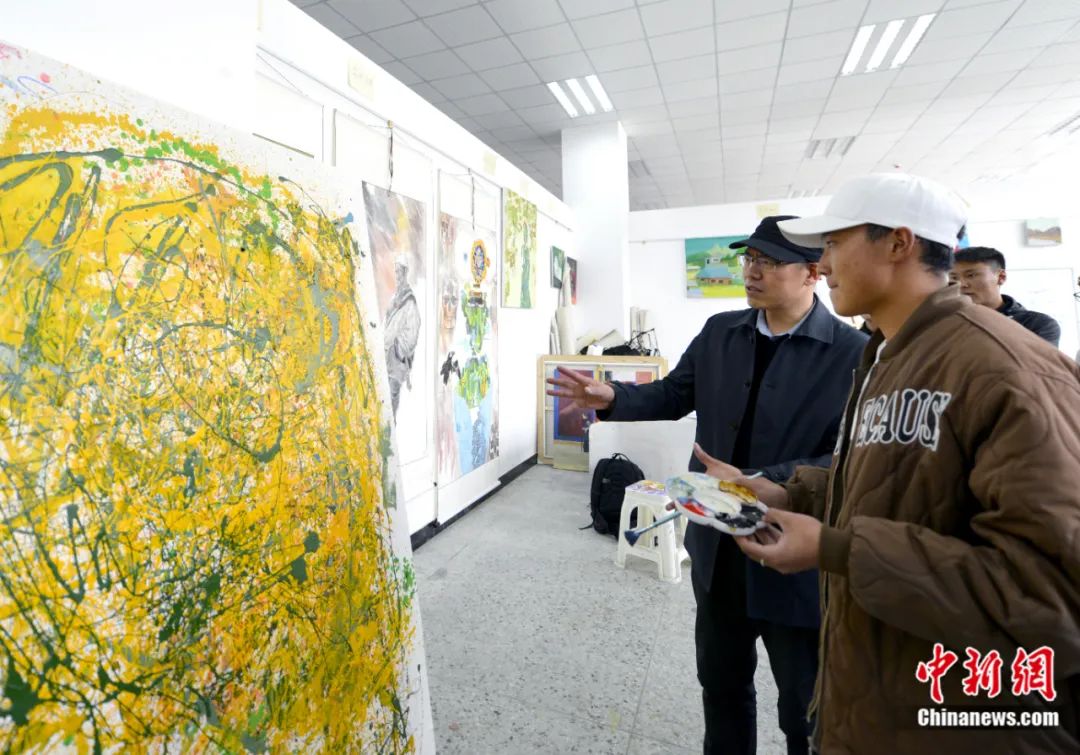 劉洋在課堂上指導(dǎo)學(xué)生繪畫技巧。<a target='_blank' href='/'><p  align=