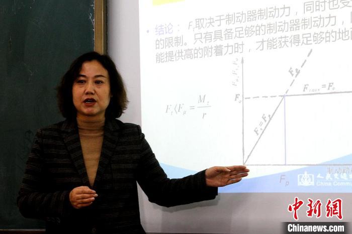 圖為李富香給學(xué)生上理論課。(資料圖) 青海省教育廳供圖
