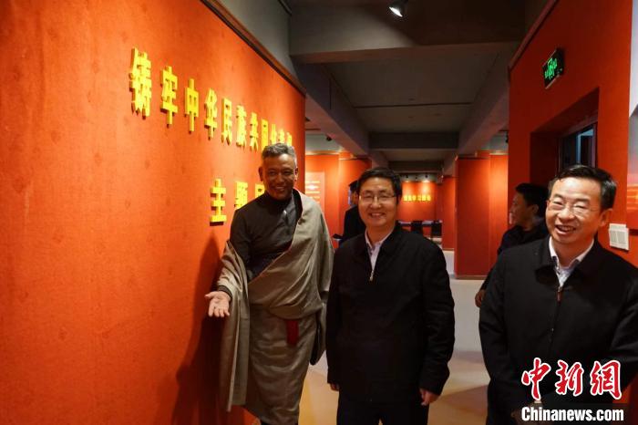 資料圖為參觀鑄牢中華民族共同體意識(shí)主題展。　胡貴龍 攝