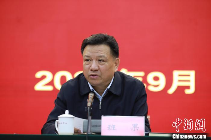 圖為青海省委常委、統(tǒng)戰(zhàn)部部長班果出席會議并講話?！『F龍 攝