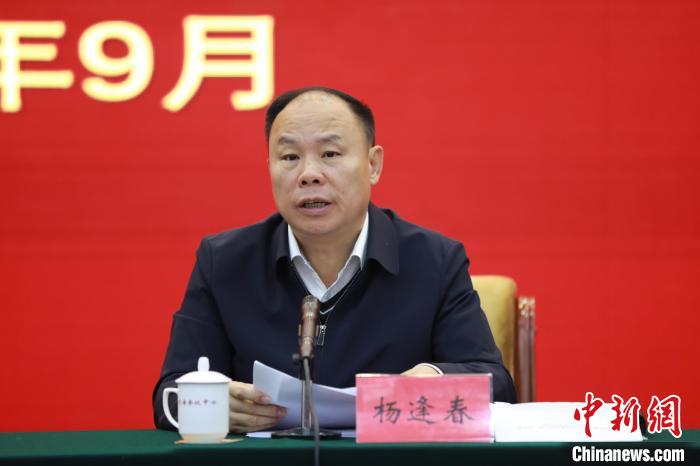 圖為青海省副省長楊逢春主持會議并講話?！『F龍 攝