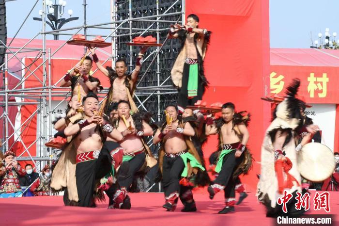 圖為少數(shù)民族舞蹈展演?！×赫赵?攝